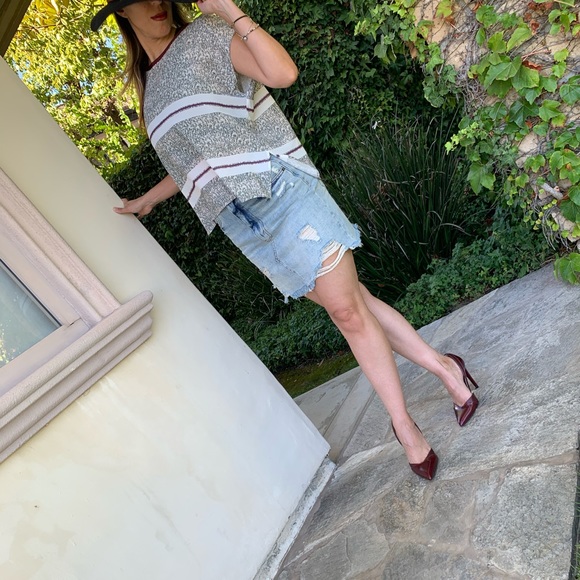 Burgundy trim with grey accents - Picture 2 of 3